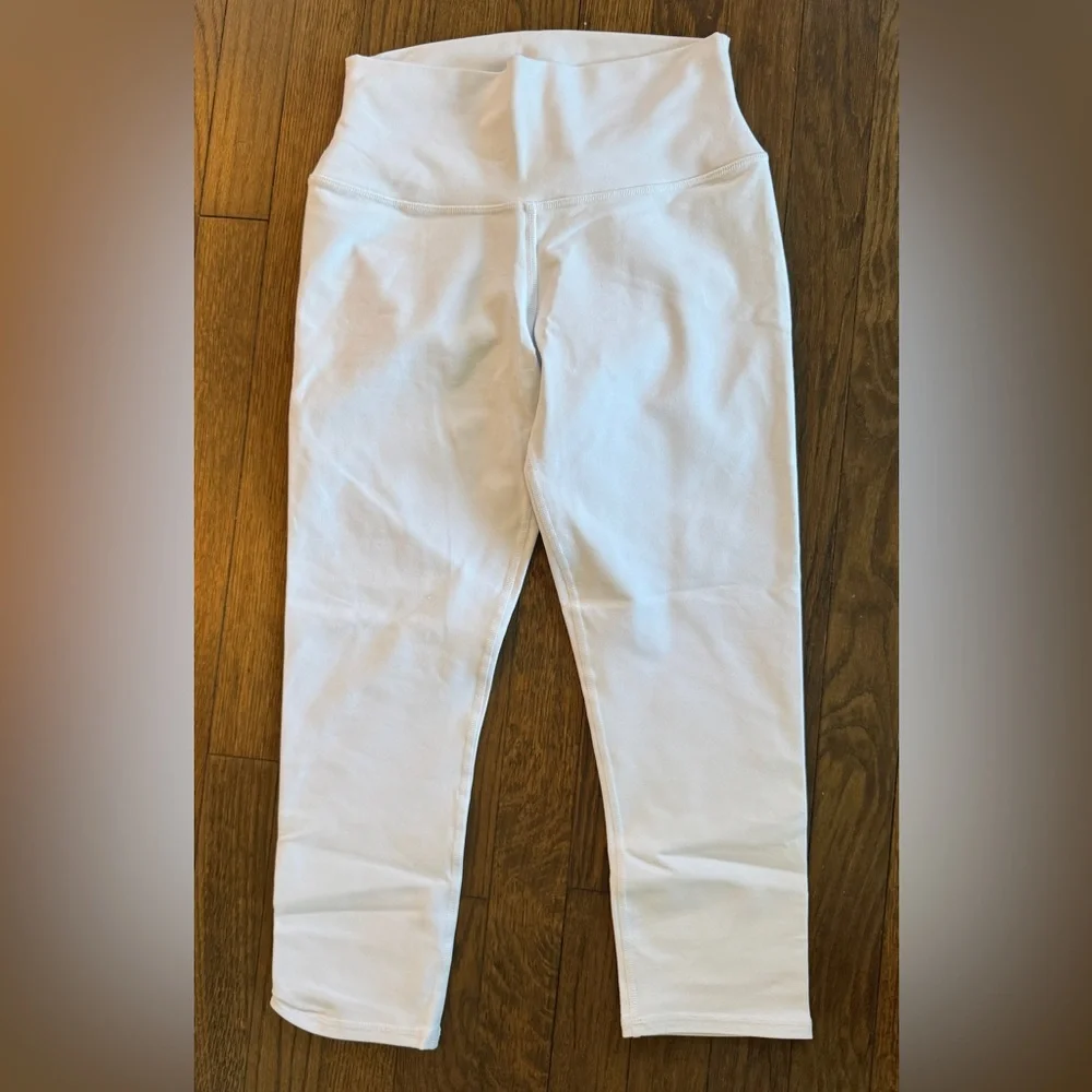 ALO Yoga High-Waist Airbrush Capri Leggings. White. Medium. NWT! - Picture 3 of 8